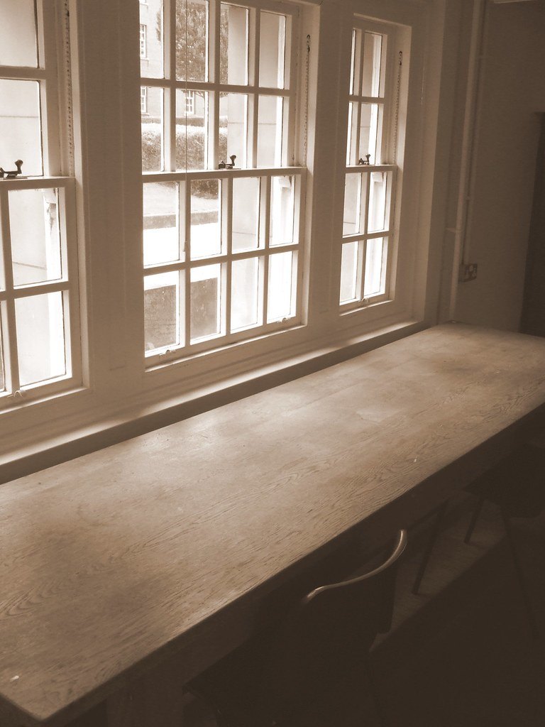 Bureau vide baigné de lumière naturelle, ambiance calme pour réviser la philosophie sans paniquer