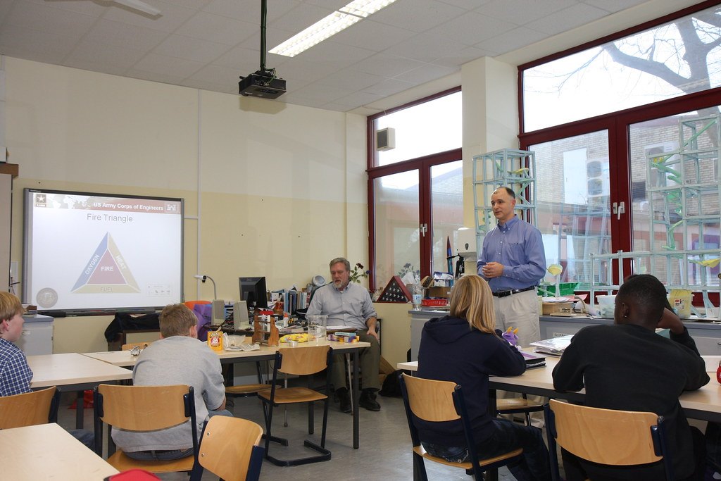 Intervenant qui présente un exposé structuré devant une classe de lycéens, méthode grand oral