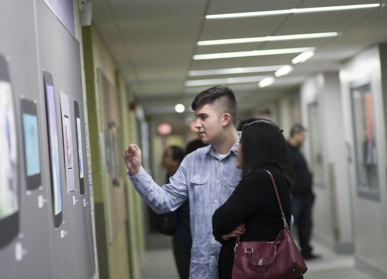 Deux lycéens échangent dans un couloir, illustration de la méthode de révision du bac 2026