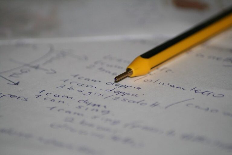 Gros plan sur un brouillon manuscrit de dissertation de philosophie, stylo en main