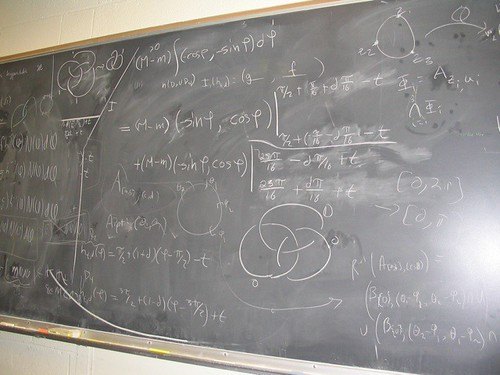 Tableau noir couvert de formules de calcul intégral pour les maths spécialité bac